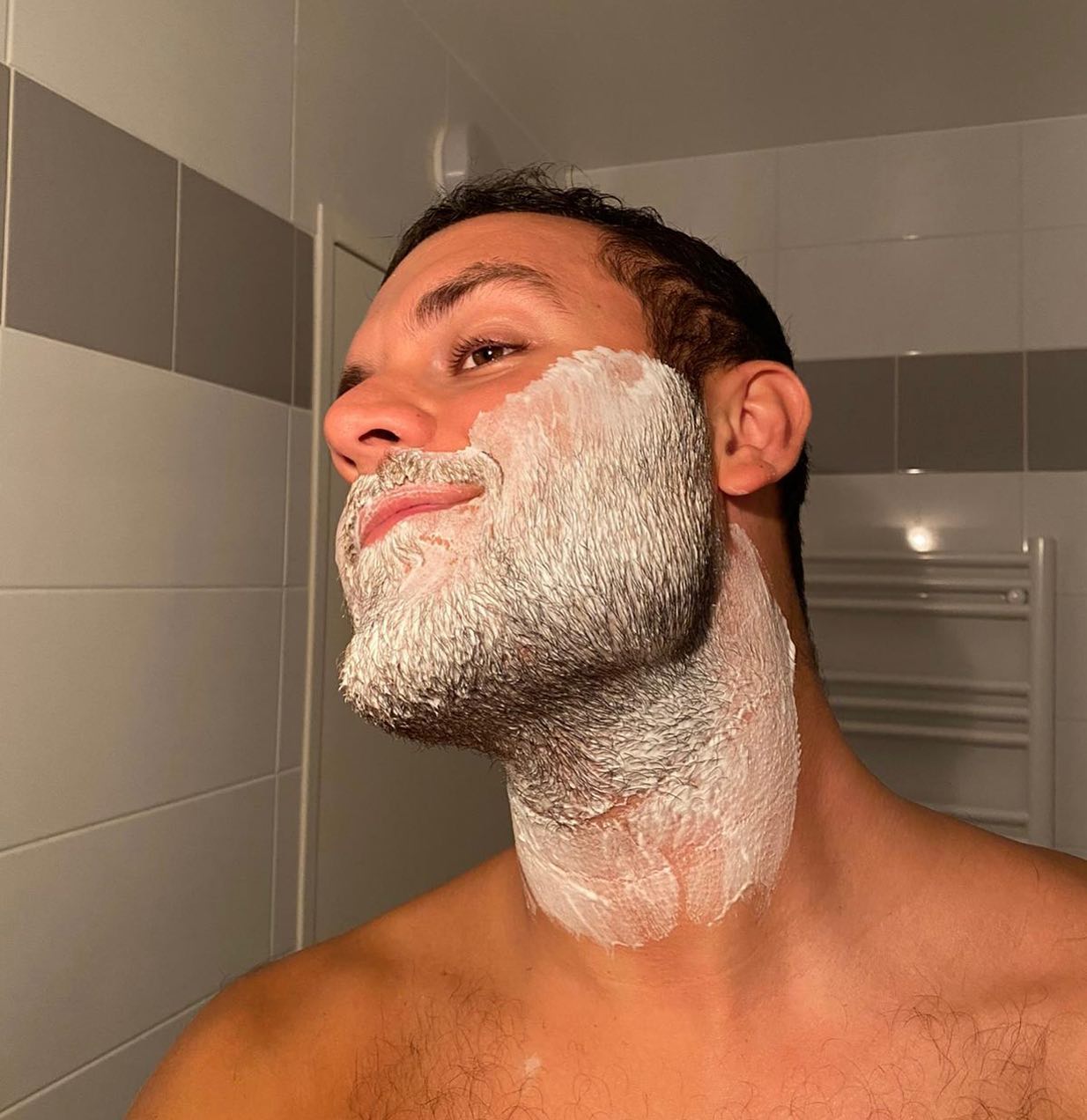 Cette sensation avant de tout raser 🪒 

Qui a déjà eu l’envie de faire un changement radical en passant de la barbe à un rasage à blanc ? 🤓

#bigmoustache #shaving #shaved #rasage #beard #rasageablanc #grooming #changement
